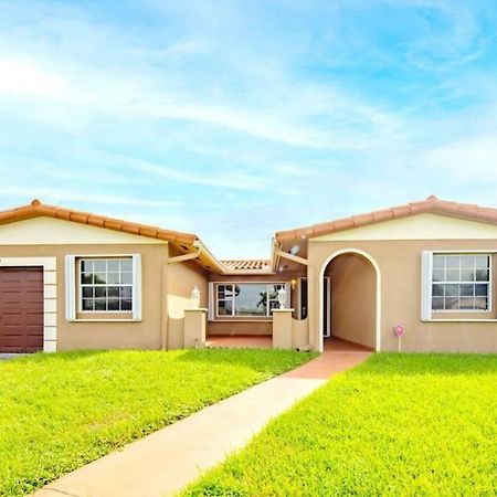Stunning Lake-Front Villa With Pool & Spa Pembroke Pines Exteriör bild