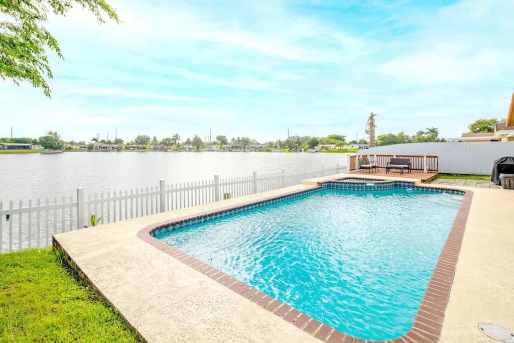 Stunning Lake-Front Villa With Pool & Spa Pembroke Pines Exteriör bild