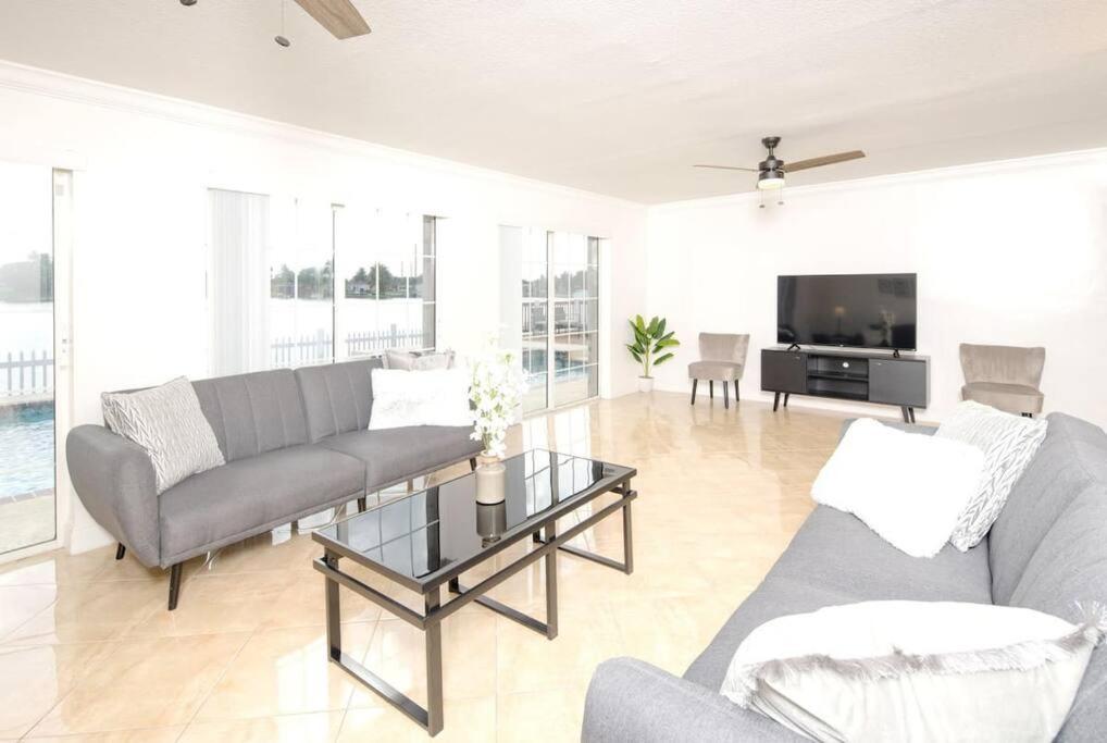 Stunning Lake-Front Villa With Pool & Spa Pembroke Pines Exteriör bild