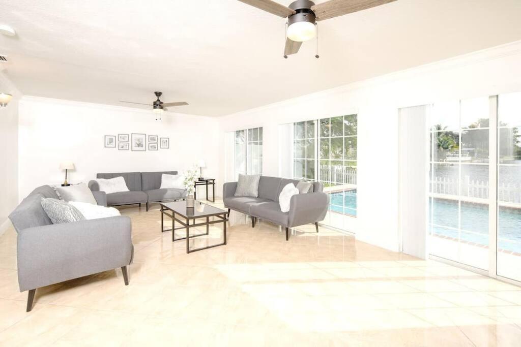 Stunning Lake-Front Villa With Pool & Spa Pembroke Pines Exteriör bild